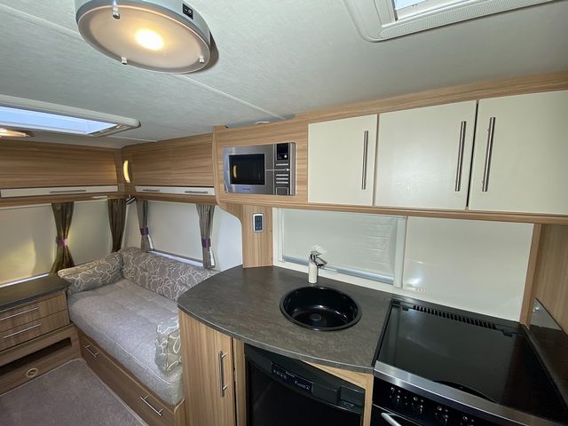 Lunar Quasar 642 Touring Caravan (2015) - Picture 10