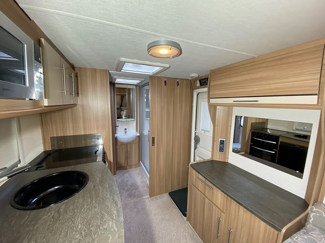 Lunar Quasar 642 Touring Caravan (2015) - Picture 6