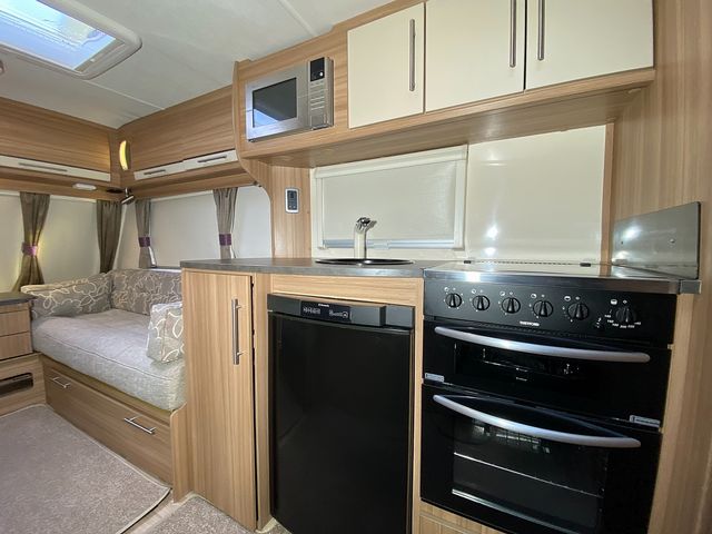 Lunar Quasar 642 Touring Caravan (2015) - Picture 8