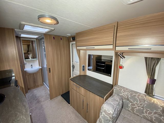 Lunar Quasar 642 Touring Caravan (2015) - Picture 9