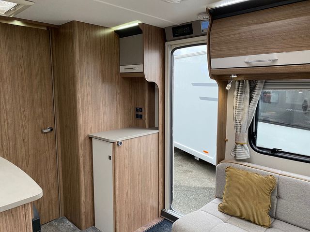Coachman VIP 545 Touring Caravan (2018) - Picture 15