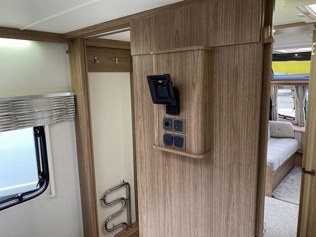 Coachman VIP 545 Touring Caravan (2018) - Picture 16