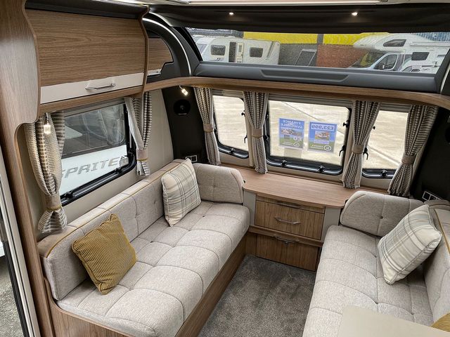 Coachman VIP 545 Touring Caravan (2018) - Picture 4