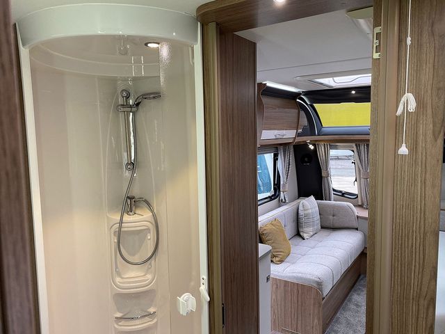 Coachman VIP 545 Touring Caravan (2018) - Picture 7