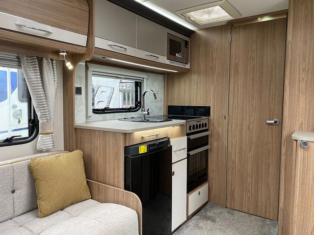 Coachman VIP 545 Touring Caravan (2018) - Picture 8