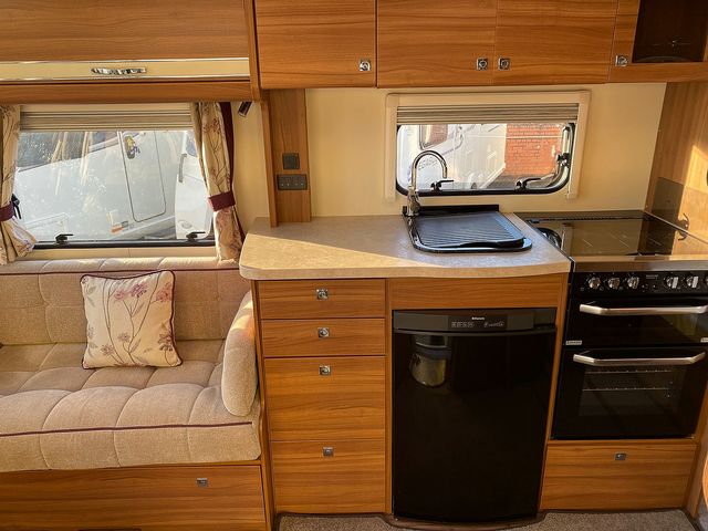 Elddis Affinity 554 Touring Caravan (2015) - Picture 11