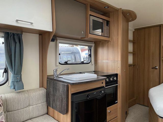 Bailey Persuit 430/4 Touring Caravan (2017) - Picture 6