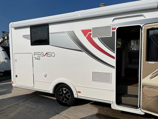 A Class Roller Team Pegaso 740 Motor Home (2017) - Picture 5
