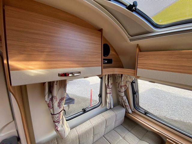 Bailey Persuit 460/4 Touring Caravan (2016) - Picture 10