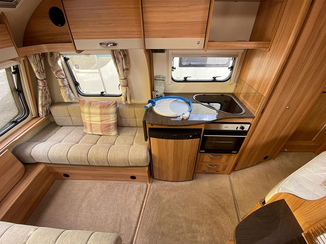 Bailey Persuit 460/4 Touring Caravan (2016) - Picture 4