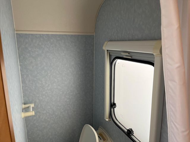 Sterling Europa 490 Touring Caravan (2003) - Picture 8