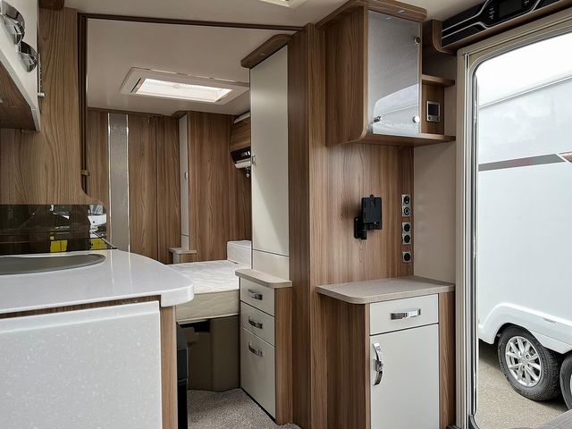 Swift Elegance 580 Touring Caravan (2019) - Picture 8