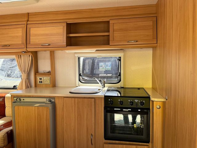 Avondale 470-2 Touring Caravan (2008) - Picture 12