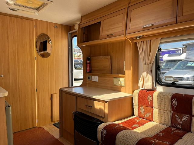 Avondale 470-2 Touring Caravan (2008) - Picture 4