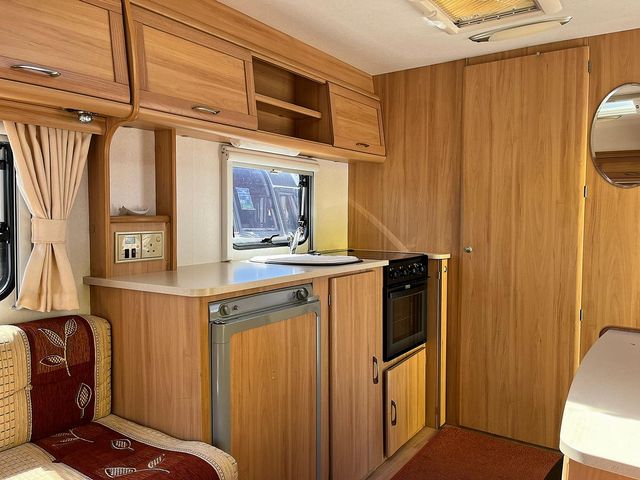 Avondale 470-2 Touring Caravan (2008) - Picture 9