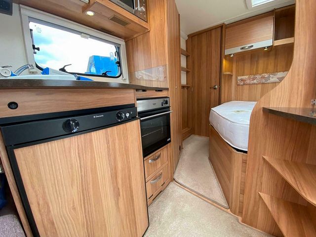 Bailey Persuit 430/4 Touring Caravan (2015) - Picture 7