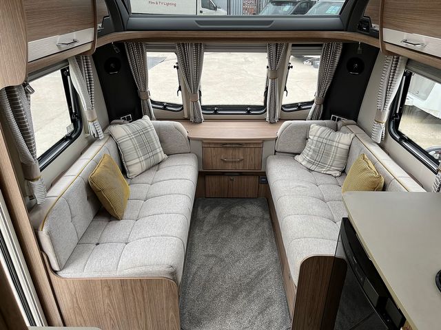 Coachman VIP 545 Touring Caravan (2018) - Picture 14