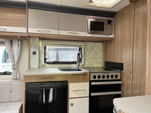Coachman VIP 545 Touring Caravan (2018) - Picture 5