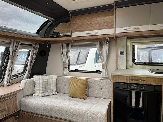 Coachman VIP 545 Touring Caravan (2018) - Picture 6