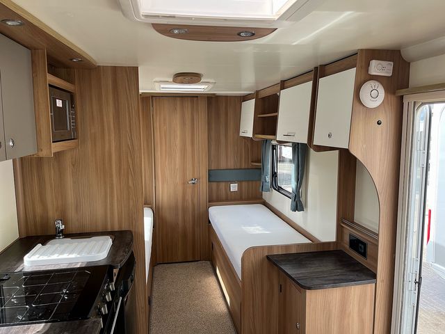 Bailey Pursuit 550/4 Touring Caravan (2017) - Picture 12