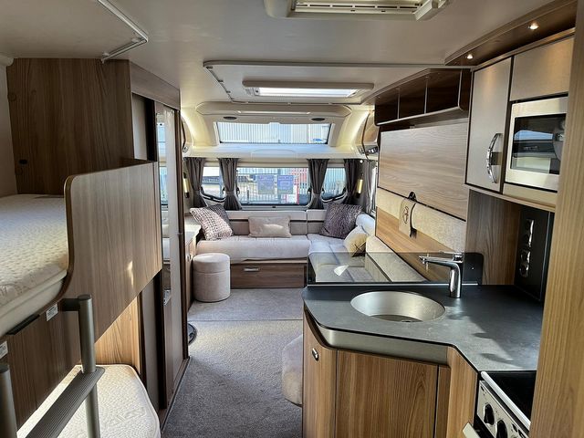 Swift Elegance 655 Touring Caravan (2019) - Picture 11