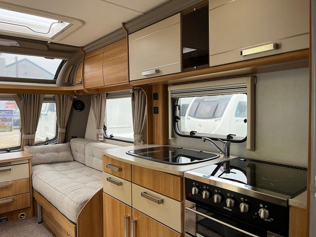 Coachman VIP 560/4 Touring Caravan (2012) - Picture 12