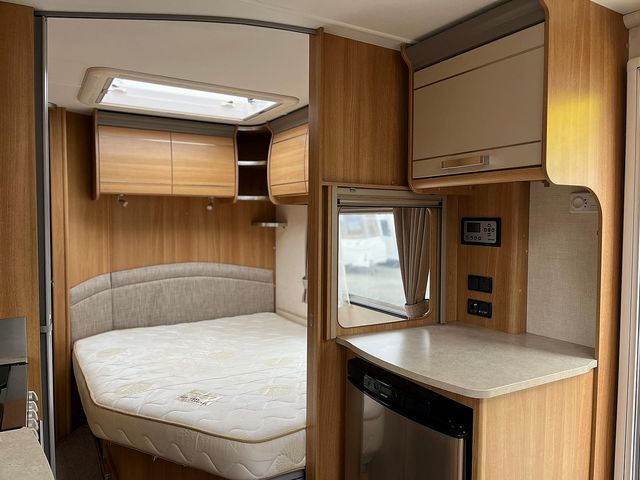 Coachman VIP 560/4 Touring Caravan (2012) - Picture 2