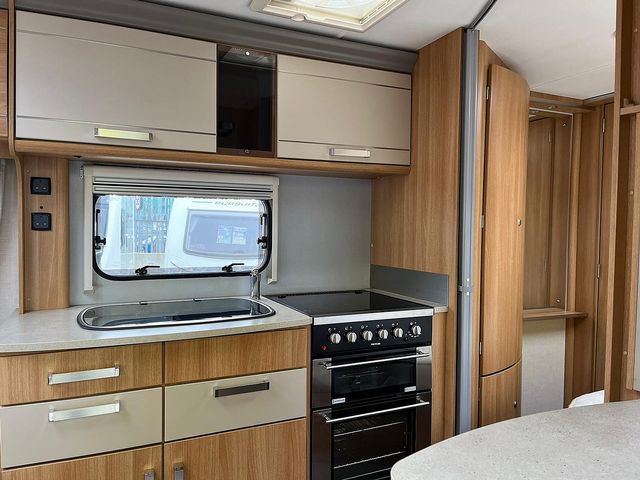 Coachman VIP 560/4 Touring Caravan (2012) - Picture 6