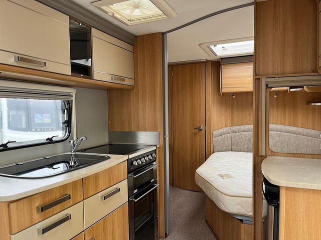 Coachman VIP 560/4 Touring Caravan (2012) - Picture 7