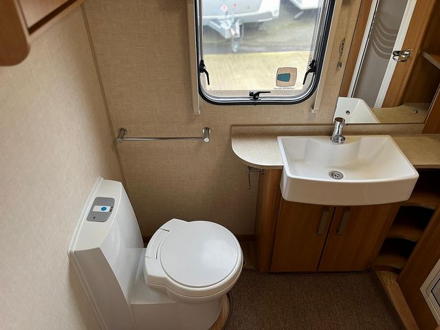 Coachman VIP 560/4 Touring Caravan (2012) - Picture 9