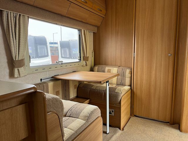 Coachman VIP 520 Touring Caravan (2007) - Picture 11