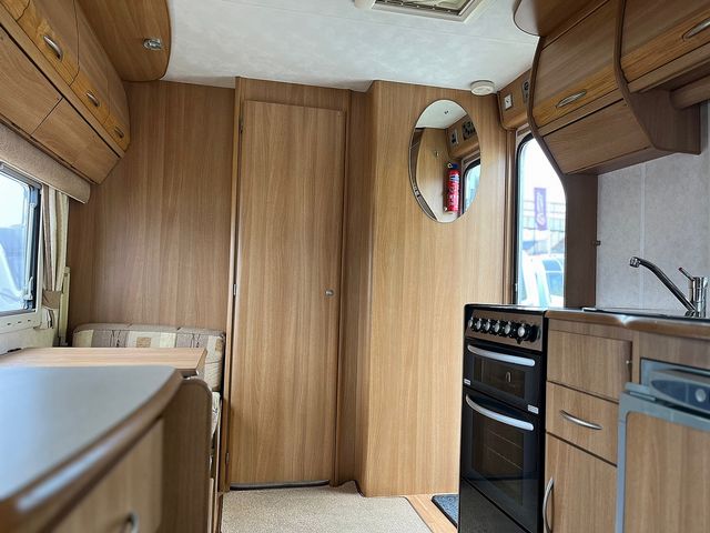 Coachman VIP 520 Touring Caravan (2007) - Picture 9