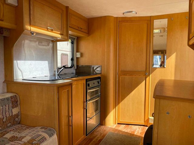 Compass Corona Touring Caravan (2003) - Picture 6