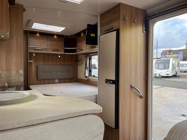 Bailey Unicorn Valencia Touring Caravan (2015) - Picture 9