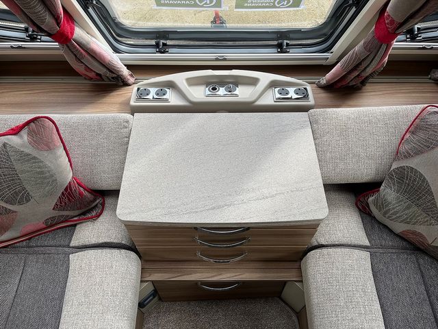 Swift Challenger 590 LUX Touring Caravan (2017) - Picture 9