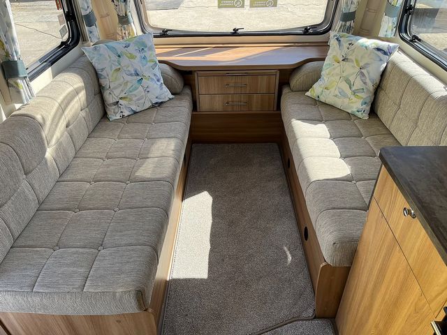 Bailey Pursuit 530/4 Touring Caravan (2017) - Picture 5