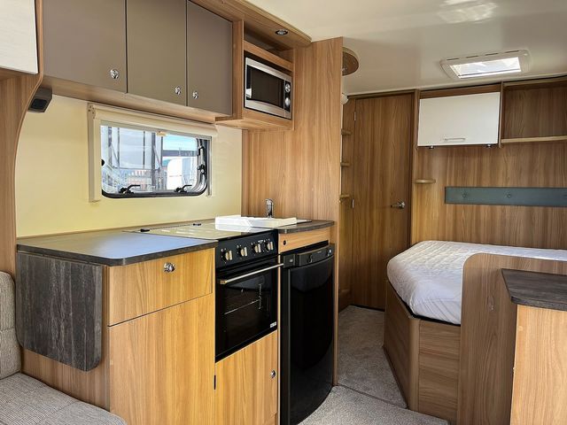 Bailey Pursuit 530/4 Touring Caravan (2017) - Picture 6