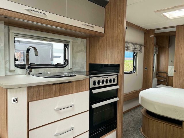 Coachman VIP 575 Touring Caravan (2018) - Picture 6