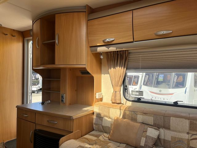 Swift Challenger 480 Touring Caravan (2009) - Picture 6