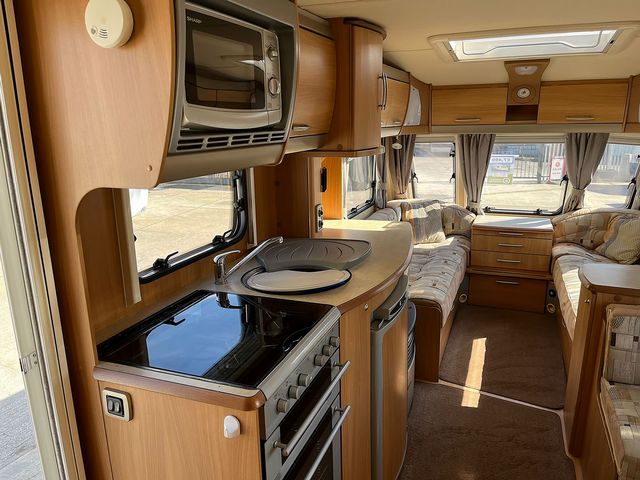 Swift Challenger 530/4 Touring Caravan (2008) - Picture 10