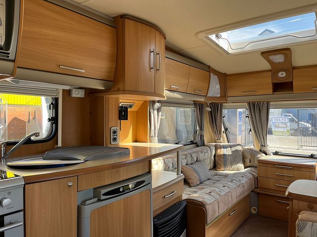 Swift Challenger 530/4 Touring Caravan (2008) - Picture 4