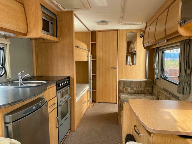 Coachman Amara 640/6 Touring Caravan (2010) - Picture 4