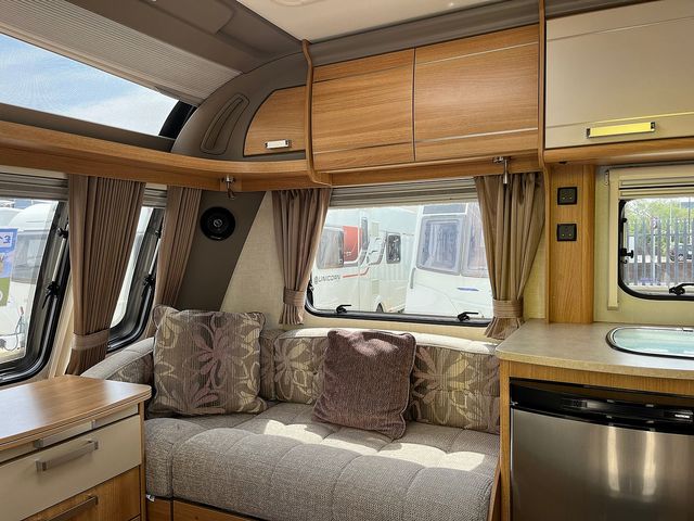 Coachman VIP 565/4 Touring Caravan (2013) - Picture 10