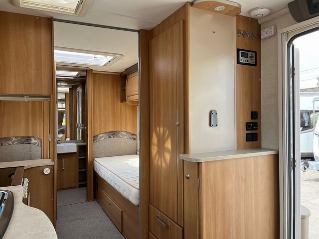 Coachman VIP 565/4 Touring Caravan (2013) - Picture 4