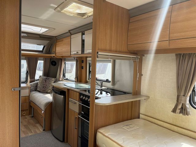 Coachman VIP 565/4 Touring Caravan (2013) - Picture 6