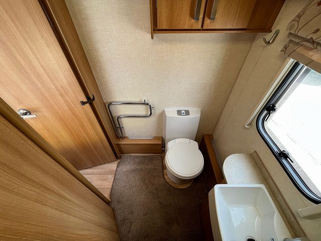 Coachman Laser 640/4 Touring Caravan (2012) - Picture 11