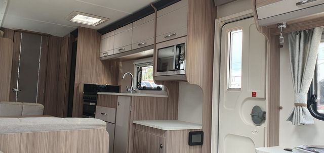 Coachman Arcadia Platinum 830 Touring Caravan (2020) - Picture 9
