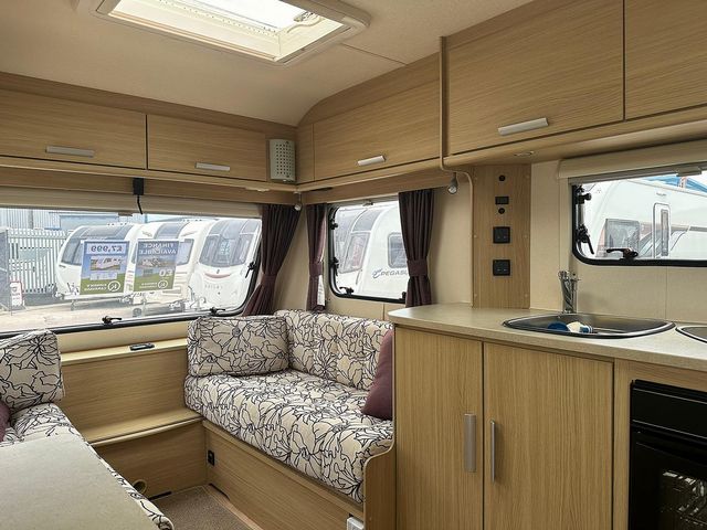 Venus 380/2 Touring Caravan (2015) - Picture 4