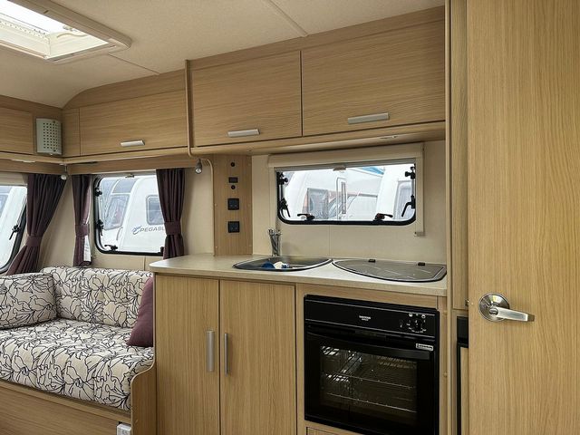 Venus 380/2 Touring Caravan (2015) - Picture 5