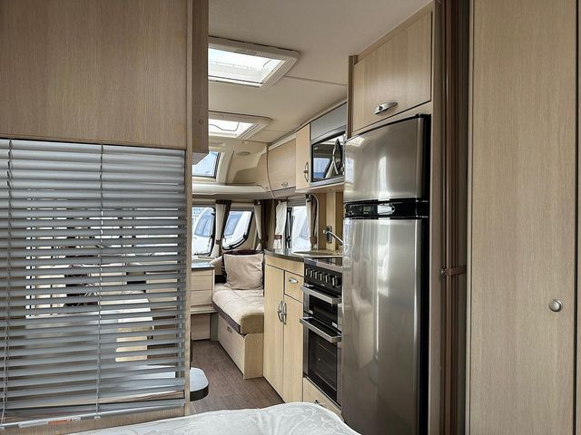 Sterling Elite Touring Caravan (2011) - Picture 13